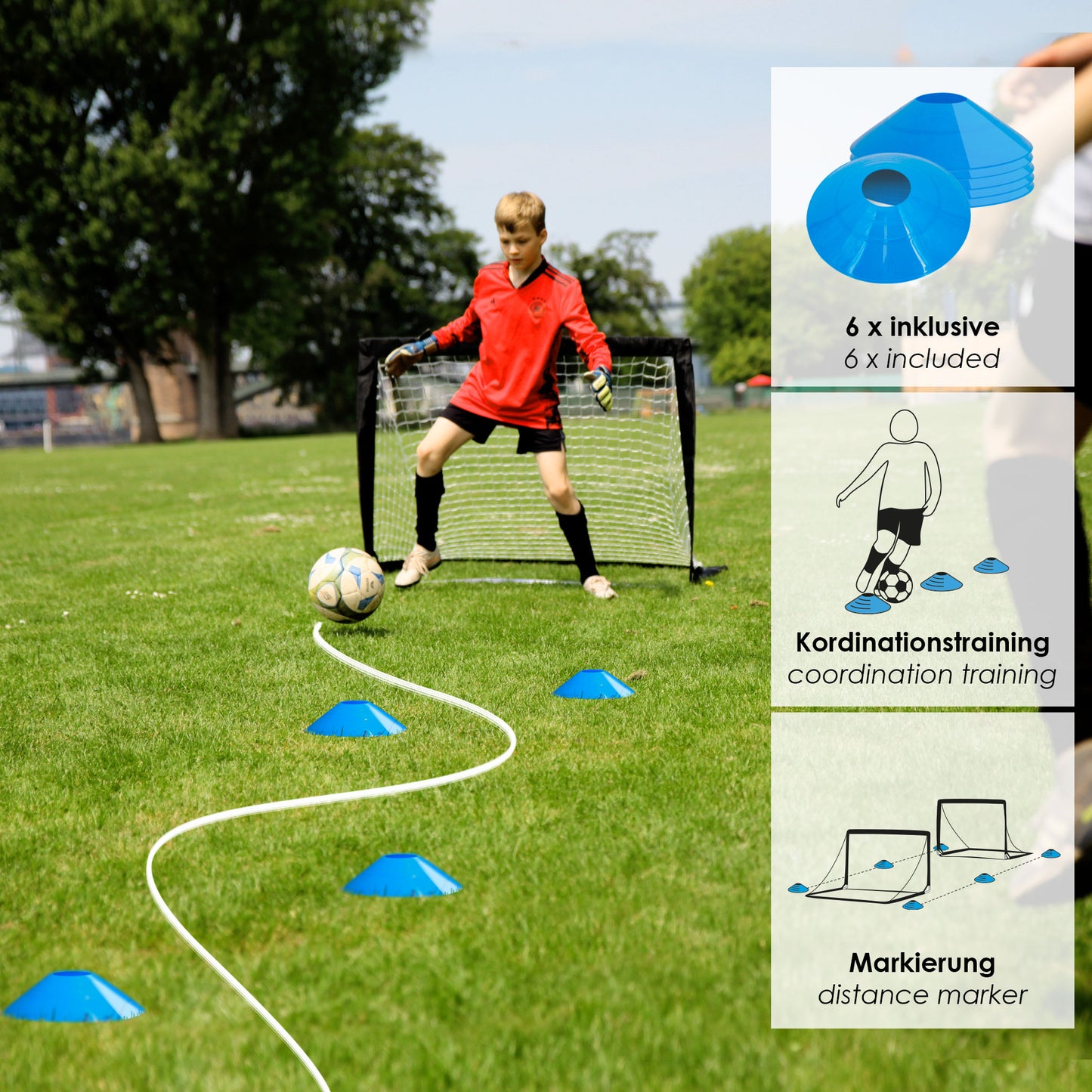 Ein Junge, der gerade Slalom im Fussball trainiert