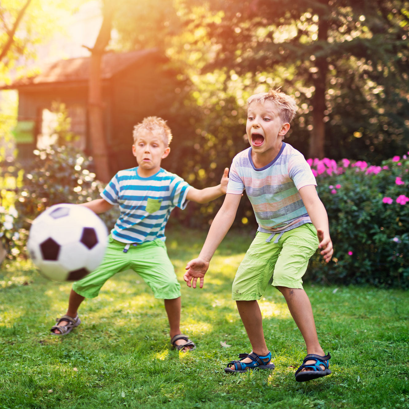 Kinder spielen Fußball im Garten mit Easy2Play Fußball Toren